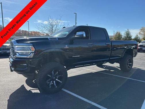 2022 RAM 2500 Laramie Crew Cab 4x4 8' Box