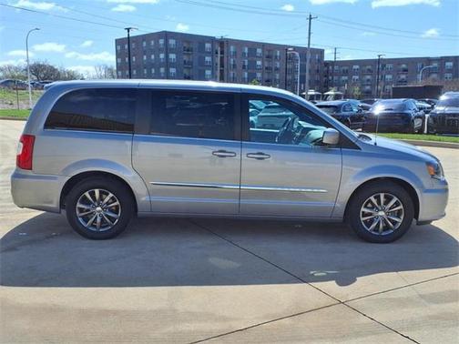2015 Chrysler Town & Country S
