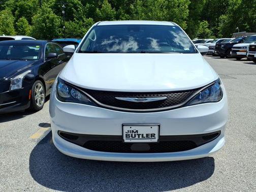 Bright White Clearcoat 2023 Chrysler Voyager LX