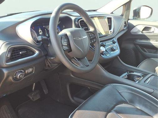 Bright White Clearcoat 2025 Chrysler Pacifica Limited