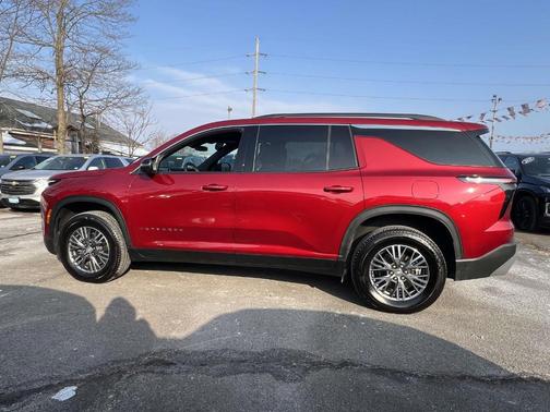 2025 Chevrolet Traverse LT