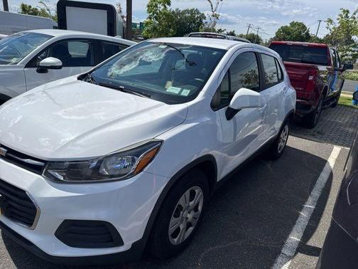 Summit White 2018 Chevrolet Trax LS