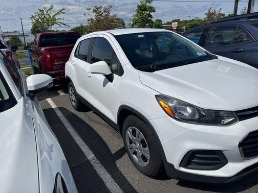 Summit White 2018 Chevrolet Trax LS