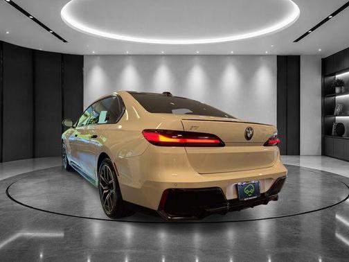 Mineral White Metallic 2025 BMW i7 eDrive50