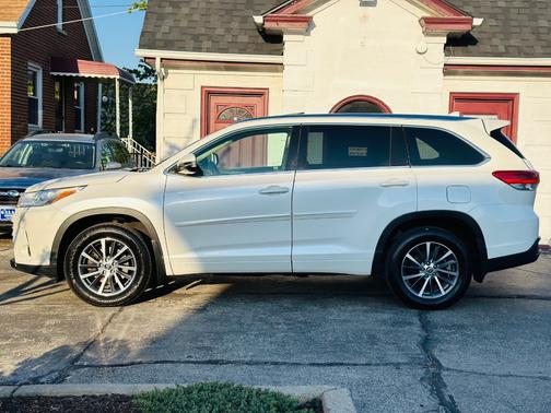 White 2018 Toyota Highlander XLE