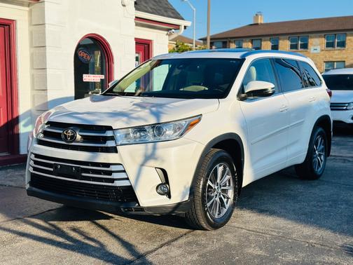 White 2018 Toyota Highlander XLE