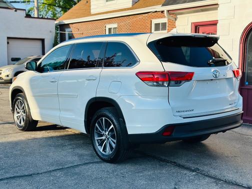 White 2018 Toyota Highlander XLE