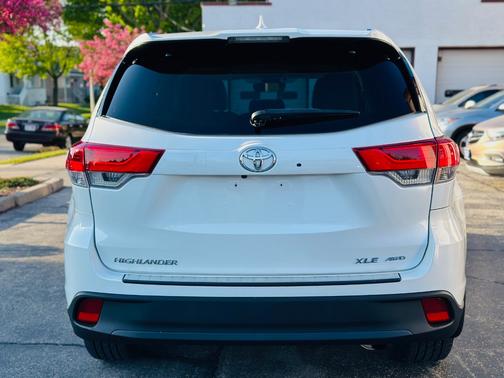 White 2018 Toyota Highlander XLE