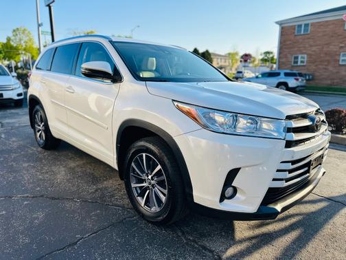 White 2018 Toyota Highlander XLE