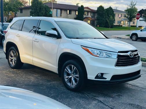 White 2015 Toyota Highlander LE