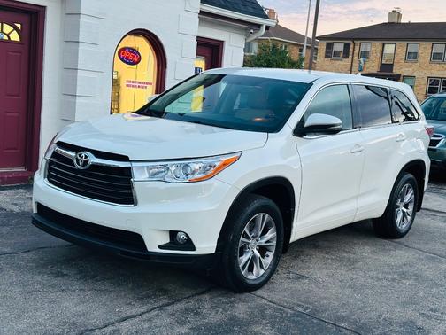 White 2015 Toyota Highlander LE
