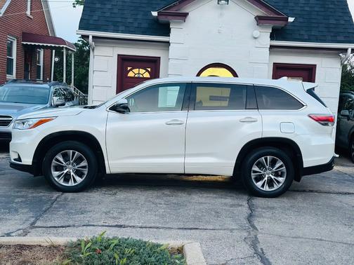 White 2015 Toyota Highlander LE