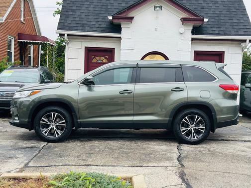 Green 2019 Toyota Highlander LE