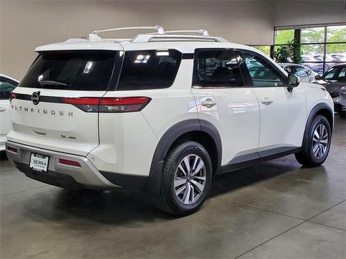 2022 Nissan Pathfinder SL