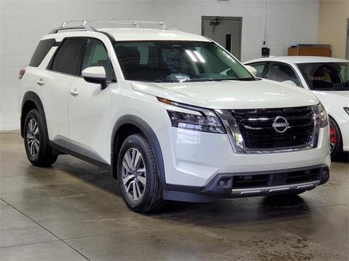 2022 Nissan Pathfinder SL