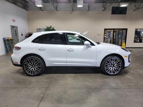 Carrara White Metallic 2024 Porsche Macan Base