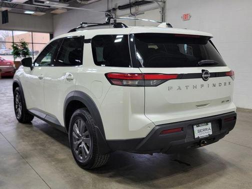 2022 Nissan Pathfinder SV