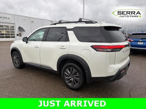 2022 Nissan Pathfinder SV