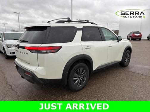 2022 Nissan Pathfinder SV