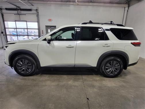 2022 Nissan Pathfinder SV