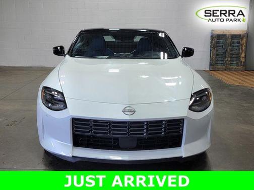 2t Wht Blk Roof 2024 Nissan Z Performance