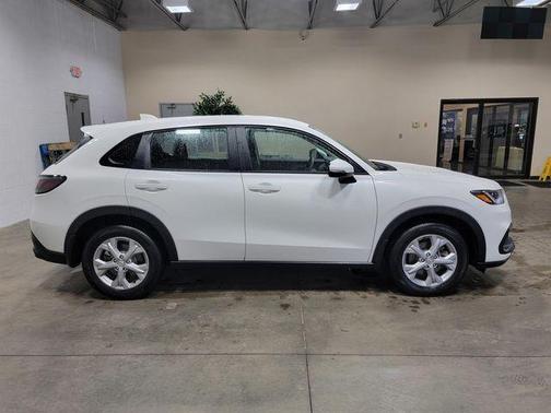 Platinum White Pearl 2025 Honda HR-V LX