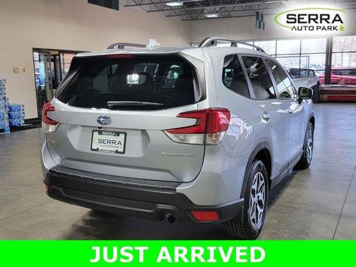 Ice Silver Metallic 2023 Subaru Forester Premium