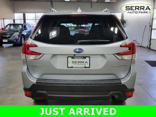 Ice Silver Metallic 2023 Subaru Forester Premium