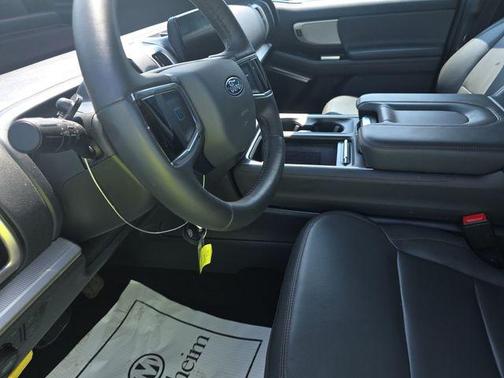 Oxford White 2025 Ford Expedition Active