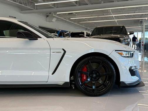 Oxford White 2017 Ford Shelby GT350R Base