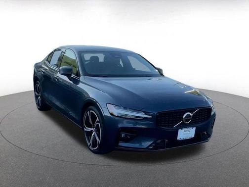 2024 Volvo S60 B5 Core Dark Theme