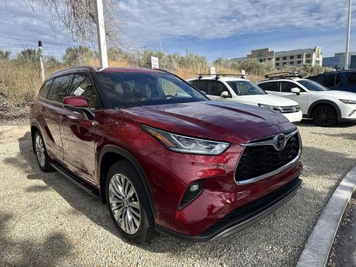 Pearl 2025 Toyota Highlander Hybrid Platinum