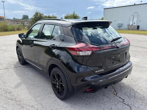 2022 Nissan Kicks SR