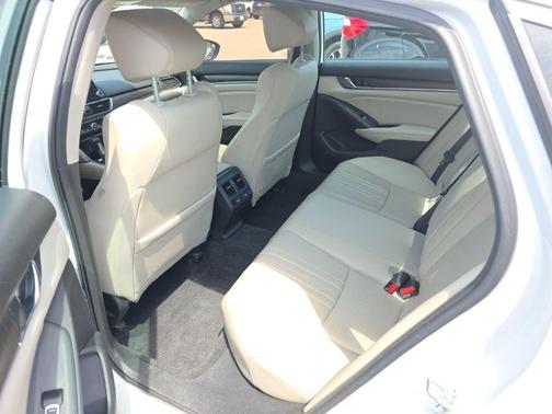 Platinum White Pearl 2022 Honda Accord EX-L