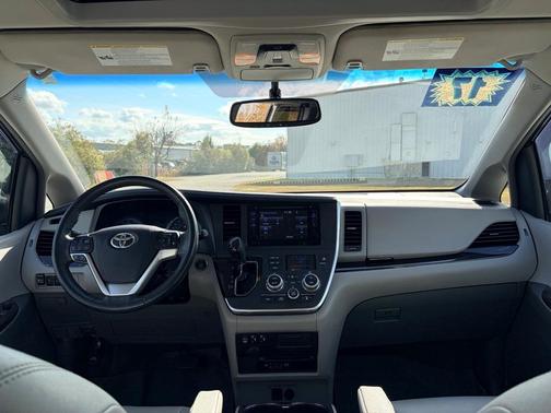 2017 Toyota Sienna XLE Premium