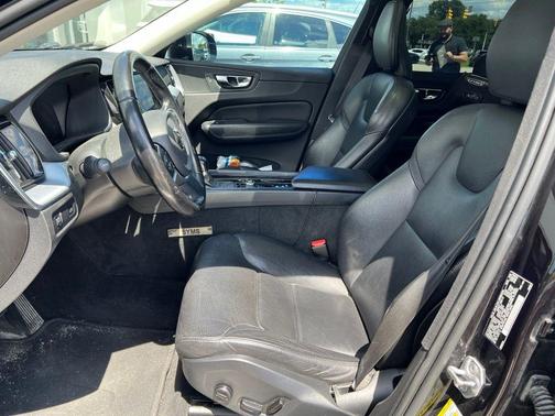 Onyx Black Metallic 2020 Volvo XC60 T6 Momentum