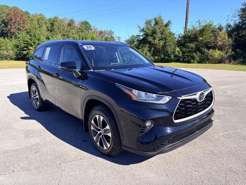 Midnight Black Metallic 2020 Toyota Highlander XLE