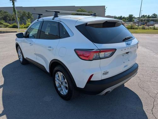 Oxford White 2022 Ford Escape SE