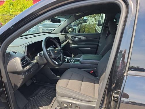 Mosaic Black Metallic 2024 Chevrolet Traverse LT
