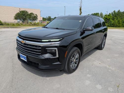 Mosaic Black Metallic 2024 Chevrolet Traverse LT
