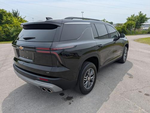 Mosaic Black Metallic 2024 Chevrolet Traverse LT
