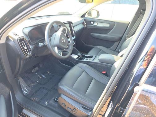 Onyx Black Metallic 2025 Volvo XC40 B5 Core Bright Theme