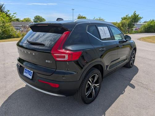 Onyx Black Metallic 2025 Volvo XC40 B5 Core Bright Theme