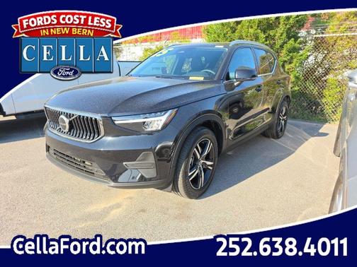 Onyx Black Metallic 2025 Volvo XC40 B5 Core Bright Theme