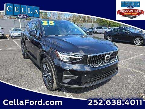 Onyx Black Metallic 2025 Volvo XC40 B5 Core Bright Theme