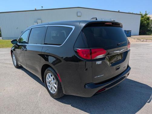 Brilliant Black Crystal Pearlcoat 2023 Chrysler Voyager LX