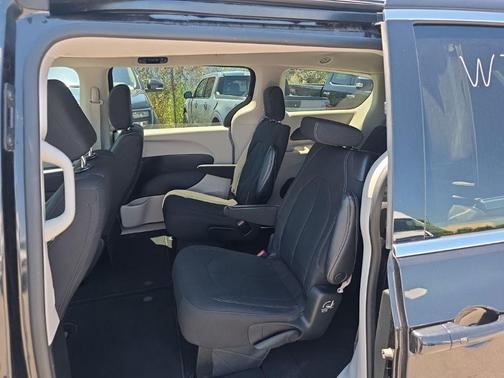 Brilliant Black Crystal Pearlcoat 2023 Chrysler Voyager LX