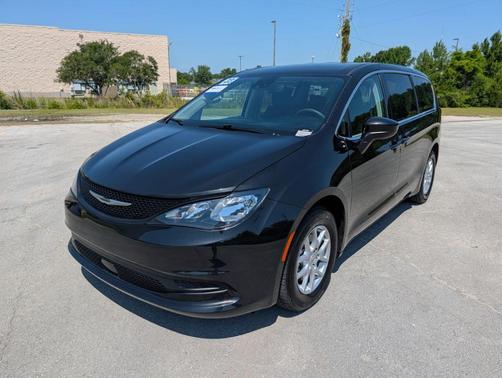 Brilliant Black Crystal Pearlcoat 2023 Chrysler Voyager LX