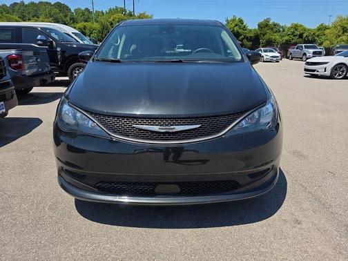 Brilliant Black Crystal Pearlcoat 2023 Chrysler Voyager LX