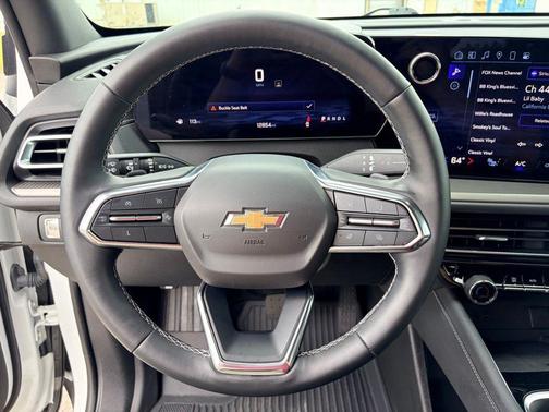 Summit White 2024 Chevrolet Traverse LT